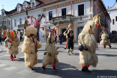 Kamnik so obiskali koranti iz Zamušanov pri Ptuju in v mestno jedro privabili nepregledno množico, željno ogleda tradicionalne pustne šege (31)